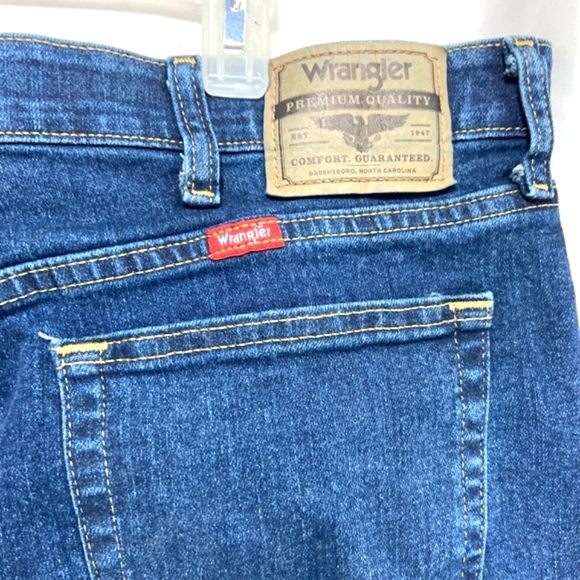 Men's Wrangler Regular Fit Performance Series Flex Waistband Jeans - Picture 7 of 8